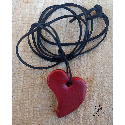 Náhrdelník- srdíčko z pálené hlíny rumělková láska 40 x 30 mm