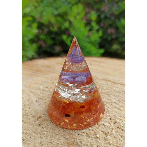 Orgonitový kužel Andělské hřejivé objetí - křišťál, čaroit, jantar, vločky mědi