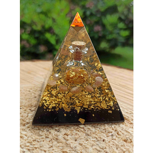 Orgonitová pyramida velká- hojnost a blahobyt II.  6 x 6 cm