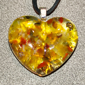 Orgonitové srdíčko jantarový ochránce 2 cm