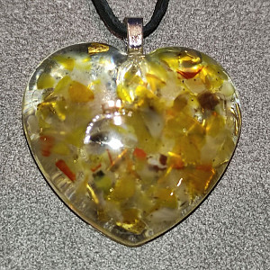 Orgonitové srdíčko přívěsek jantarový ochránce 3 cm