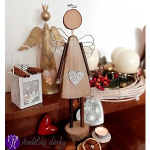 Anděl ze dřeva  se srdcem 37 cm