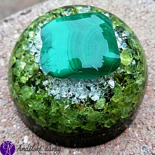Orgonitová hmatka polokoule s malachitem a olivínem 5 x 4 cm