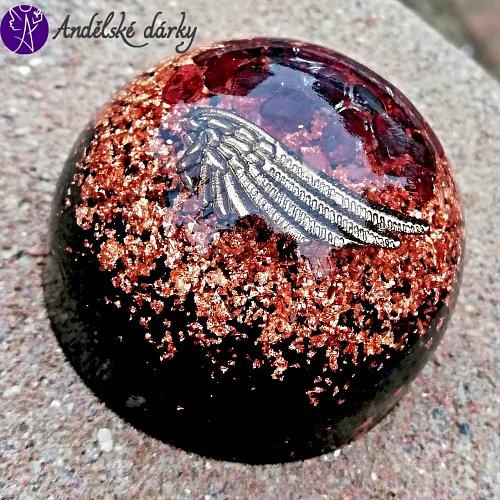 Orgonitová hmatka polokoule s granátem andělské pohlazení 5 x 4 cm