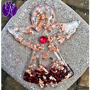 Orgonitový andílek láska a pokora s granátovým srdcem 10 x 8 cm