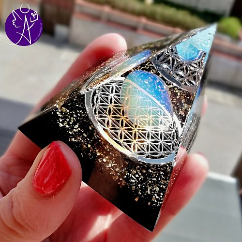 Orgonitová pyramida - magie ženy s květem života 6 x 6 cm