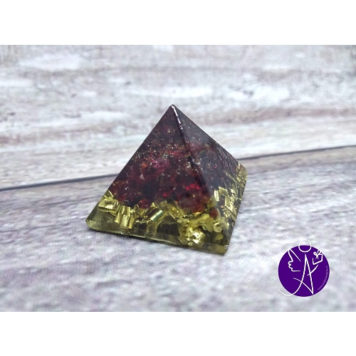 Orgonitová pyramida granátová láska a pokora 2,5 x 2,5 cm