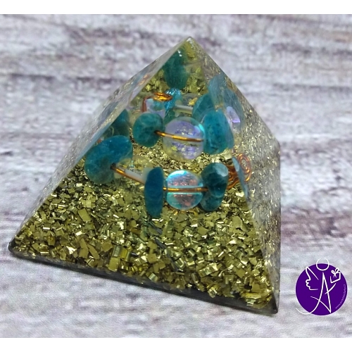 Orgonitová pyramida malá 4 x 4 cm opalit + neonový apatit