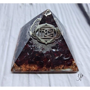 Orgonitová pyramida harmonizace 1. čakry se symbolem 4 x 4 cm