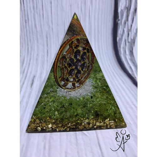 Orgonitová pyramida  velká - Olivín harmonie ducha a těla s Metatronem 6 x 6 cm