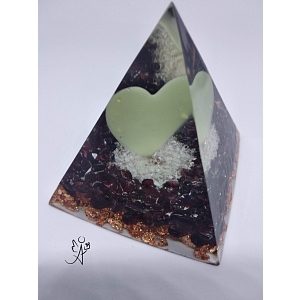 Orgonitová pyramida Světlo lásky, vášně a odvahy  6 x 6 cm