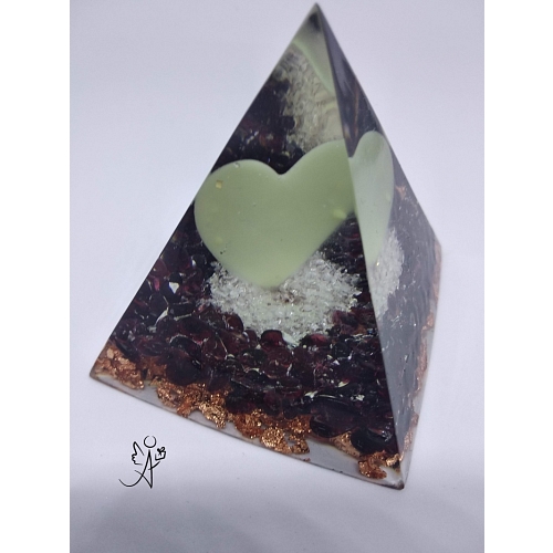 Orgonitová pyramida Světlo lásky, vášně a odvahy  6 x 6 cm