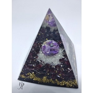 Orgonitová pyramida Hlavou v oblacích  6 x 6 cm