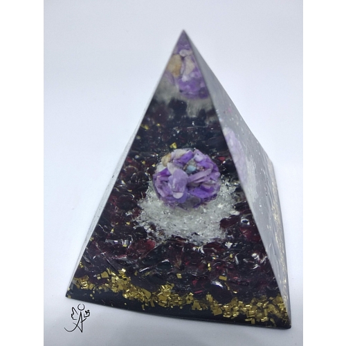 Orgonitová pyramida Hlavou v oblacích  6 x 6 cm