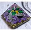Orgonitová pyramida  Andílkova ochrana - čaroit, malachit, turmalín, špony 4x4 cm