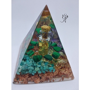 Orgonitová pyramida Andělské zlaté srdce 6 x 6 cm Citrín, sluneční kámen, karneol, čaroit, malachit modrý howlit