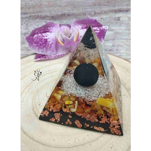 Orgonitová pyramida Očistná moc 6 x 6 cm