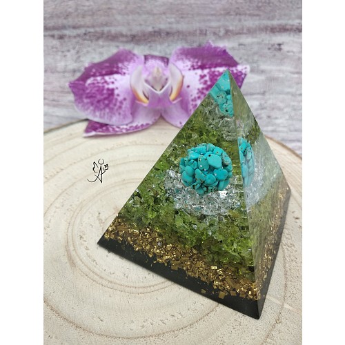 Orgonitová pyramida Vnitřní láska s olivínem - 6 x 6 cm