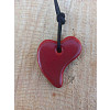 Náhrdelník- srdíčko z pálené hlíny rumělková láska 40 x 30 mm