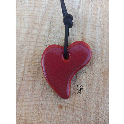 Náhrdelník- srdíčko z pálené hlíny rumělková láska 40 x 30 mm