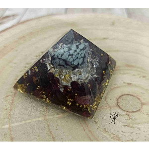 Orgonitová pyramida Magická ochrana - obsidián a granát 4 x 4 cm