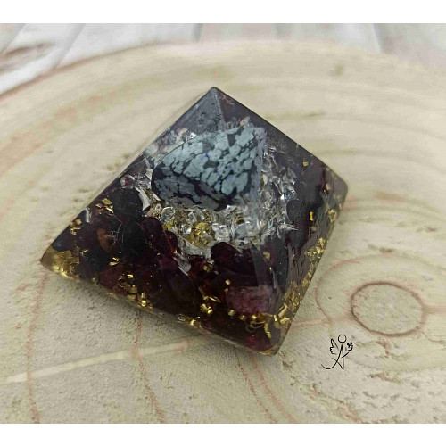 Orgonitová pyramida Magická ochrana - obsidián a granát 4 x 4 cm