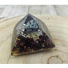 Orgonitová pyramida Magická ochrana - obsidián a granát 4 x 4 cm