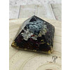 Orgonitová pyramida Magická ochrana - obsidián a granát 4 x 4 cm