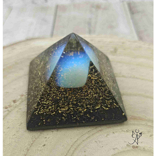 Orgonitová pyramida - magie ženy 4 x 4 cm