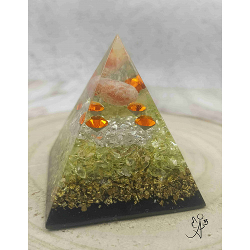 Orgonitová pyramida nápadité světlo 6 x 6 cm