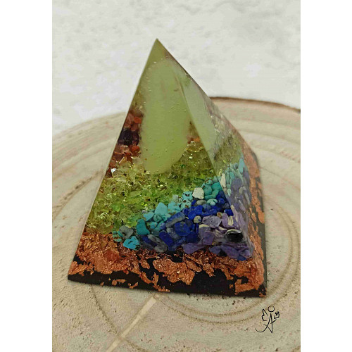 Orgonitová pyramida - harmonizace čaker s peříčkem 6 x 6 cm