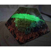 Orgonitová mayská pyramida - harmonizace čaker s peříčkem 6 x 6 cm