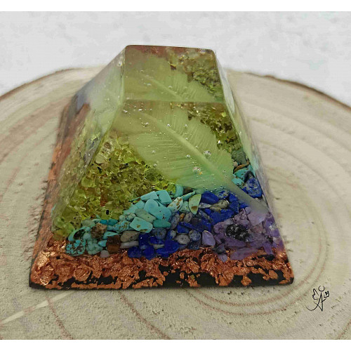 Orgonitová mayská pyramida - harmonizace čaker s peříčkem 6 x 6 cm